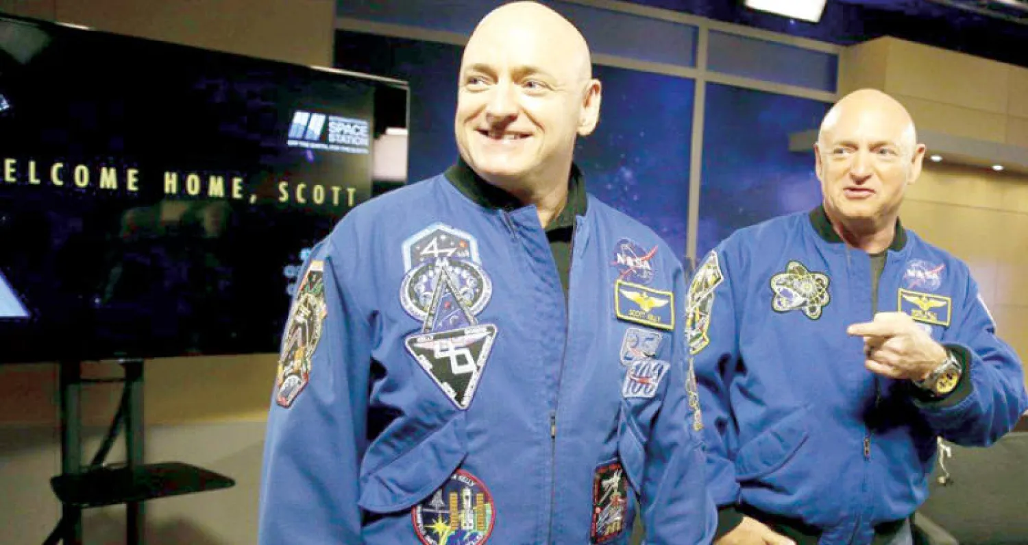 سكوت كيلي (إلى اليسار) مع أخيه التوأم مارك