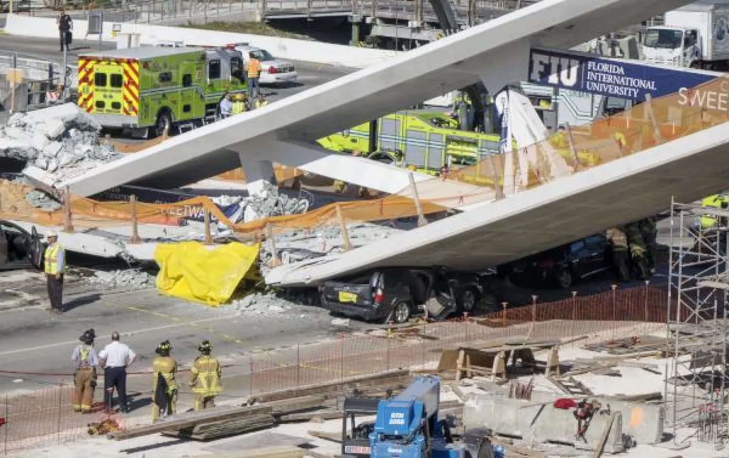 يبلغ طول الجسر المنهار 53 متراً ووزنه 950 طناً وتم تركيبه خلال ست ساعات (إ.ب.أ)