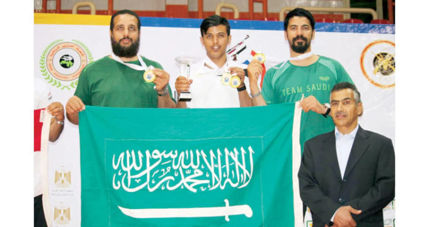 منتخب الرماية السعودي أثناء التتويج («الشرق الأوسط»)