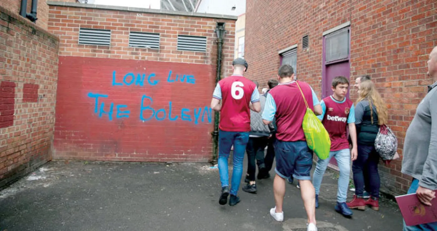 مشجعو وستهام أمام أحد مداخل الملعب القديم قبل أن يشهد آخر مباراة في مايو 2016