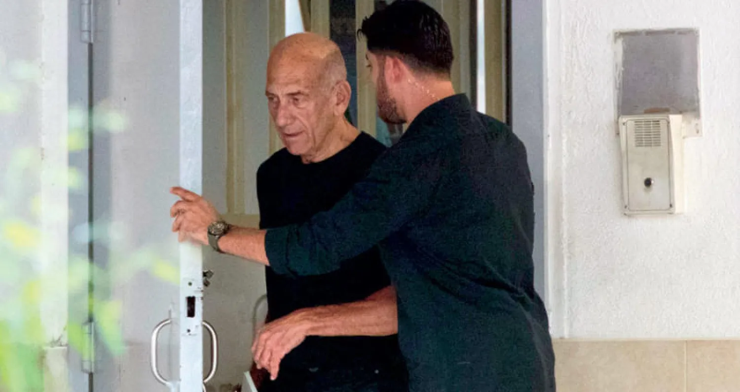 إيهود أولمرت لحظة خروجه من سجن معسياهو في رام الله (أ.ف.ب)