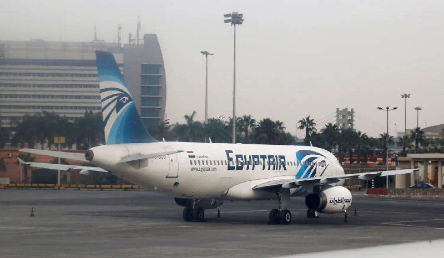طائرة تابعة لشركة «مصر للطيران» بمطار القاهرة الدولي (رويترز)