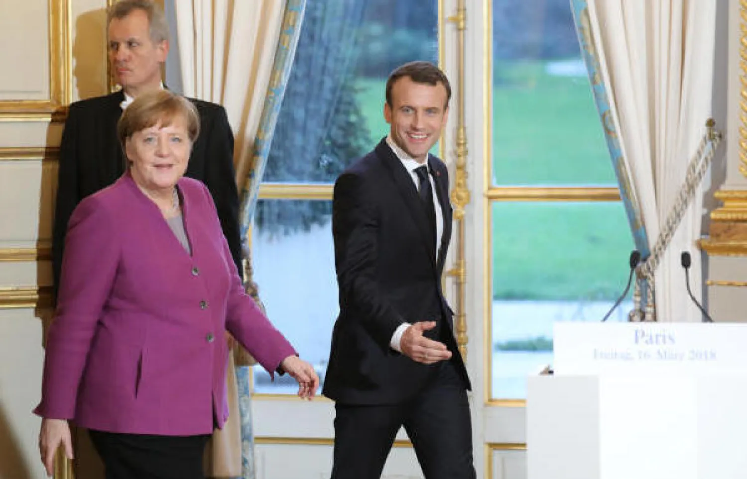 الرئيس الفرنسي إيمانويل ماكرون والمستشارة الألمانية انغيلا ميركل في قصر الإليزيه الرئاسي بباريس (رويترز)
