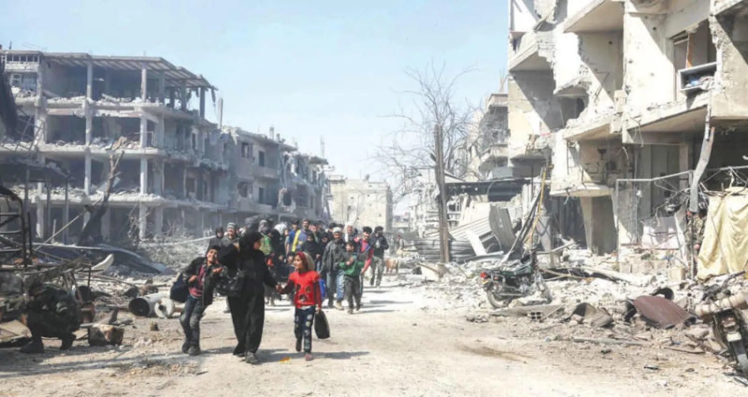 نازحون من جسرين في غوطة دمشق أمس (أ.ف.ب)