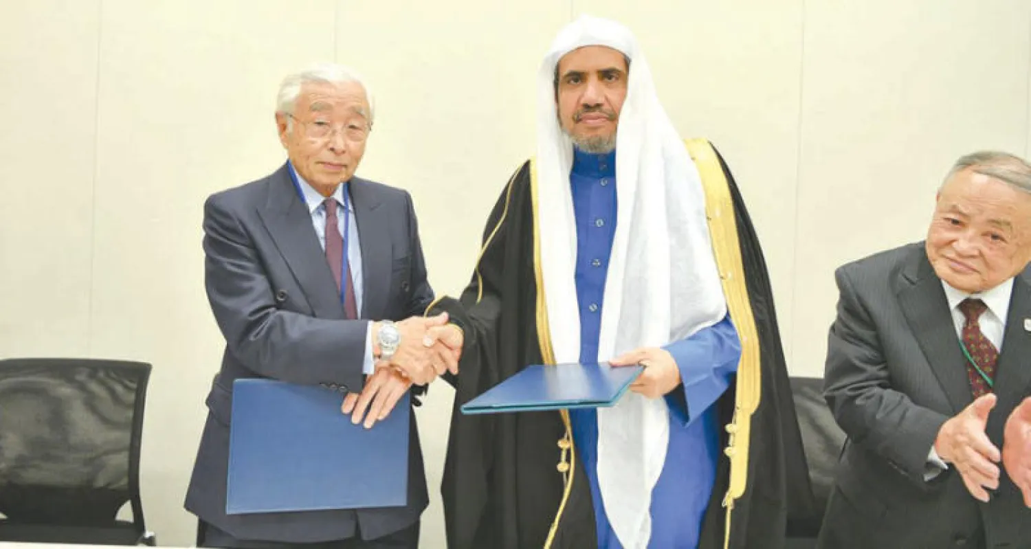 الأمير أوكمیتسو هیروهاشي قريب الإمبراطور الياباني خلال مراسم توقيع المذكرة مع الأمين العام لرابطة العالم الإسلامي («الشرق الأوسط»)