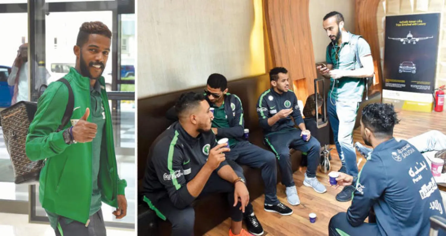 لاعبو المنتخب السعودي يرتشفون القهوة في صالة الانتظار قبل الإقلاع إلى إسبانيا («الشرق الأوسط»)  -  نواف العابد لدى التحاقه ببعثة الأخضر أمس («الشرق الأوسط»)