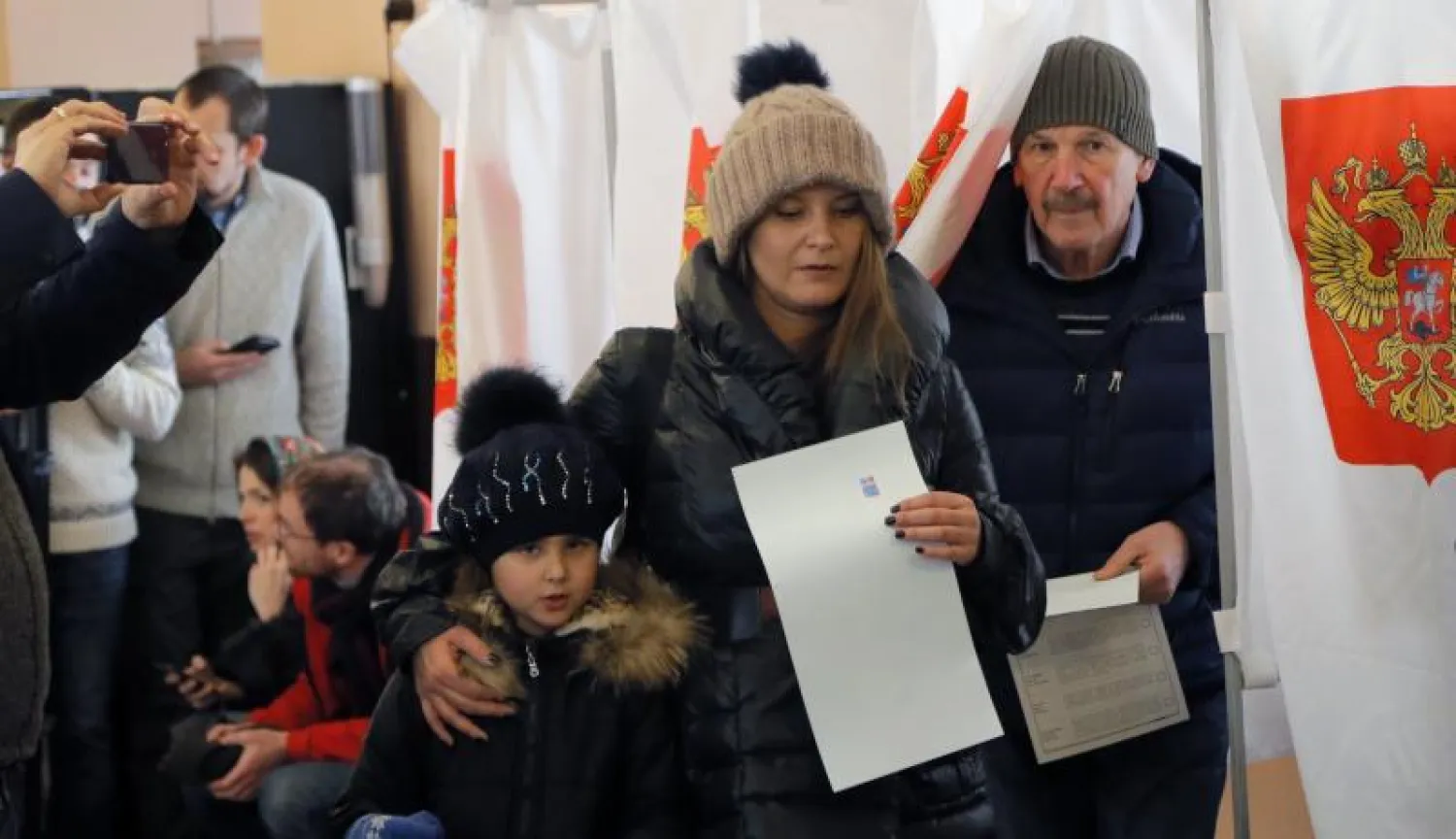 مشاركون في الانتخابات الروسية اليوم (إ.ب.أ)