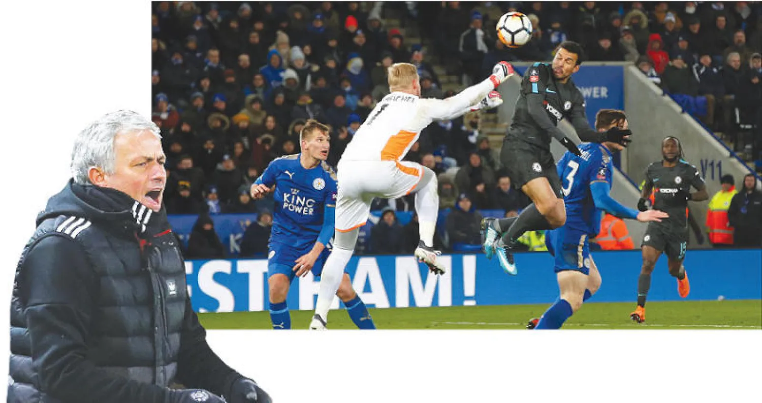 بيدرو لاعب تشيلسي يقفز ليسجل هدف الفوز من فوق شمايكل حارس ليستر (رويترز)