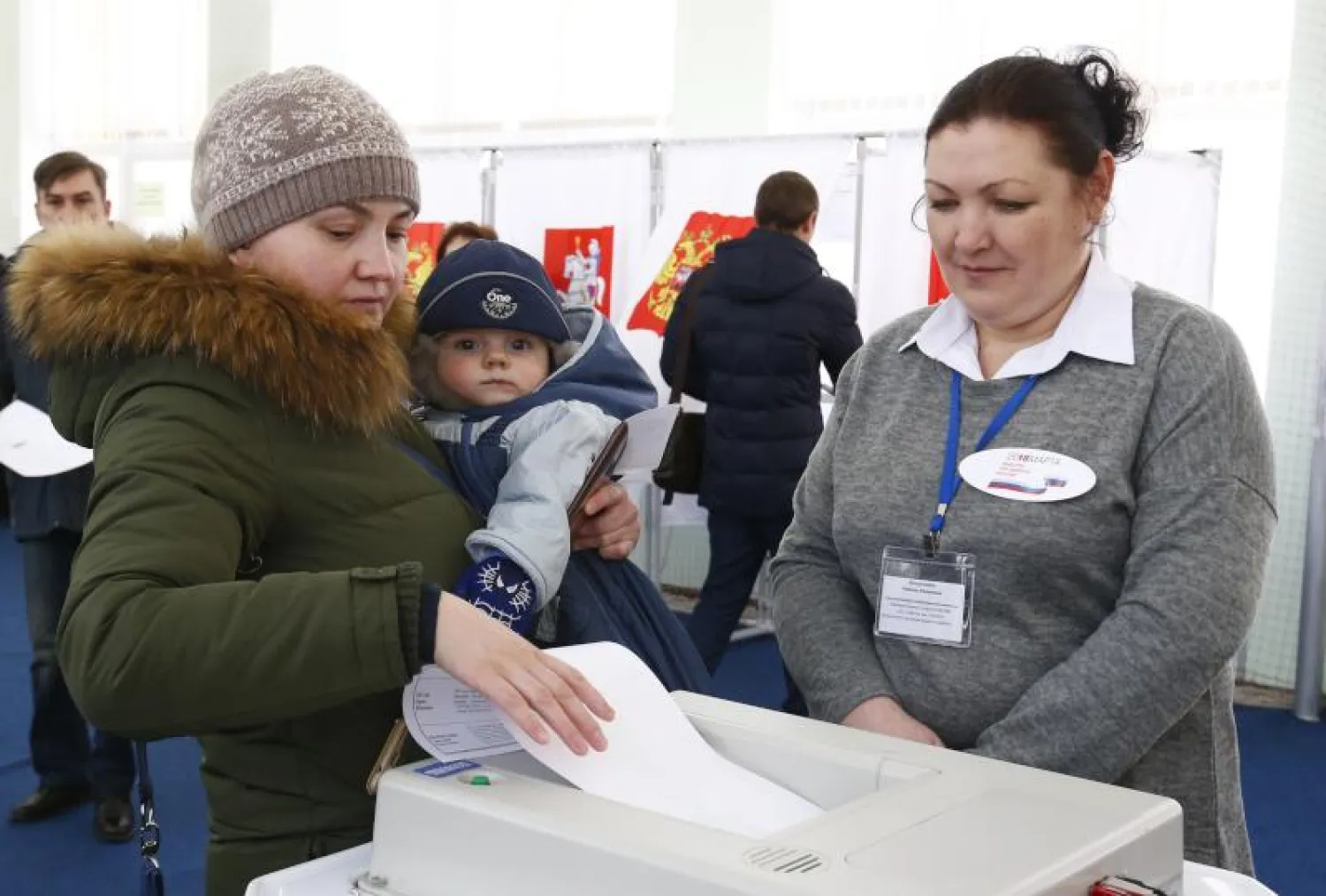 سيدة تدلي بصوتها في الانتخابات الرئاسية في روسيا (رويترز)