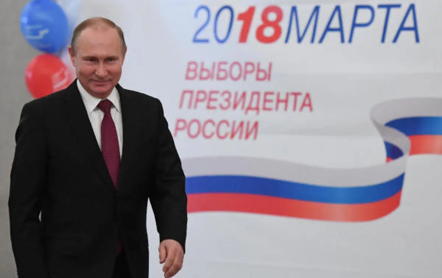 الرئيس الروسي ومرشح الرئاسة فلاديمير بوتين في مركز اقتراع خلال الانتخابات الرئاسية بموسكو (رويترز)