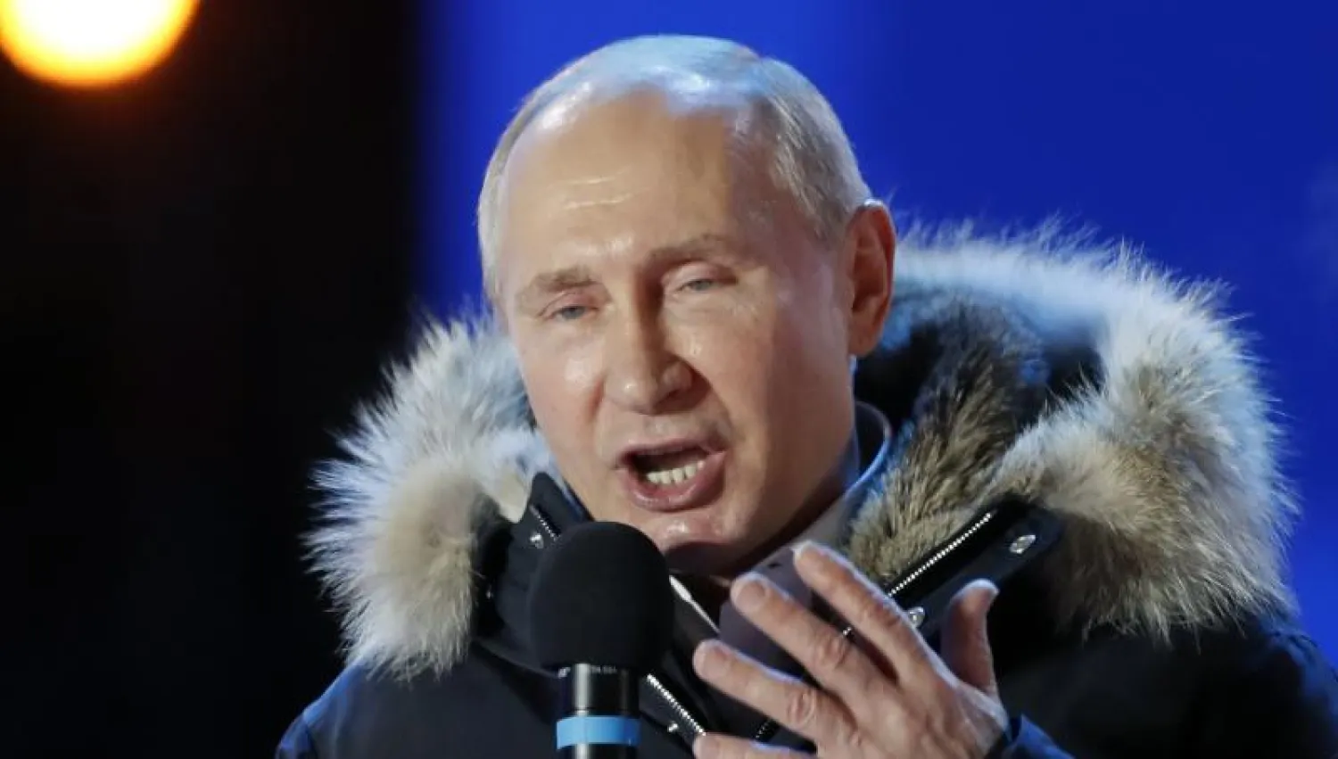 الرئيس الروسي فلاديمير بوتين يلقي خطاباً عقب فوزه في الانتخابات الرئاسية أمس (إ.ب.أ)