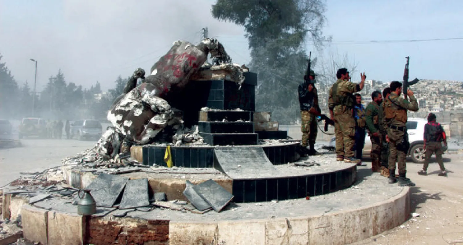 تمثال «كاوا الحداد» الشخصية الأسطورية مدمَّراً على يد قوات «غصن الزيتون» التي دخلت عفرين أمس (أ.ب)