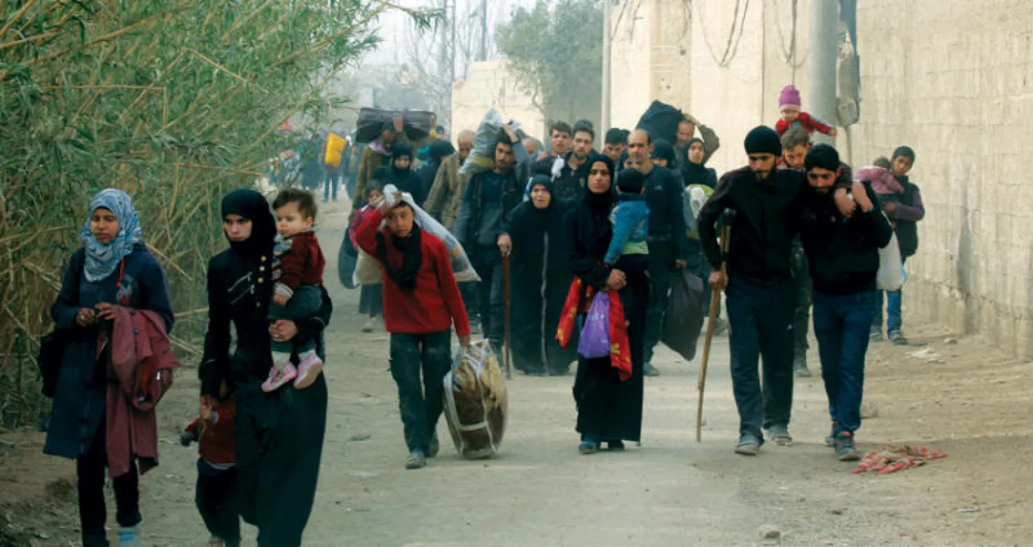 مدنيون يخرجون من الغوطة أمس (إ.ب.أ)