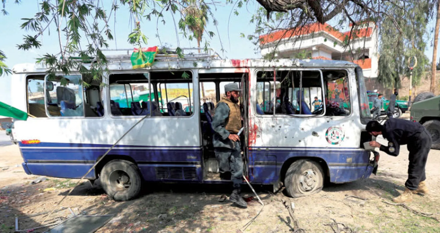 رجلا أمن يعاينان مكان الانفجار أمس (رويترز)... وفي الاطار حكمتيار (إ.ب.أ)