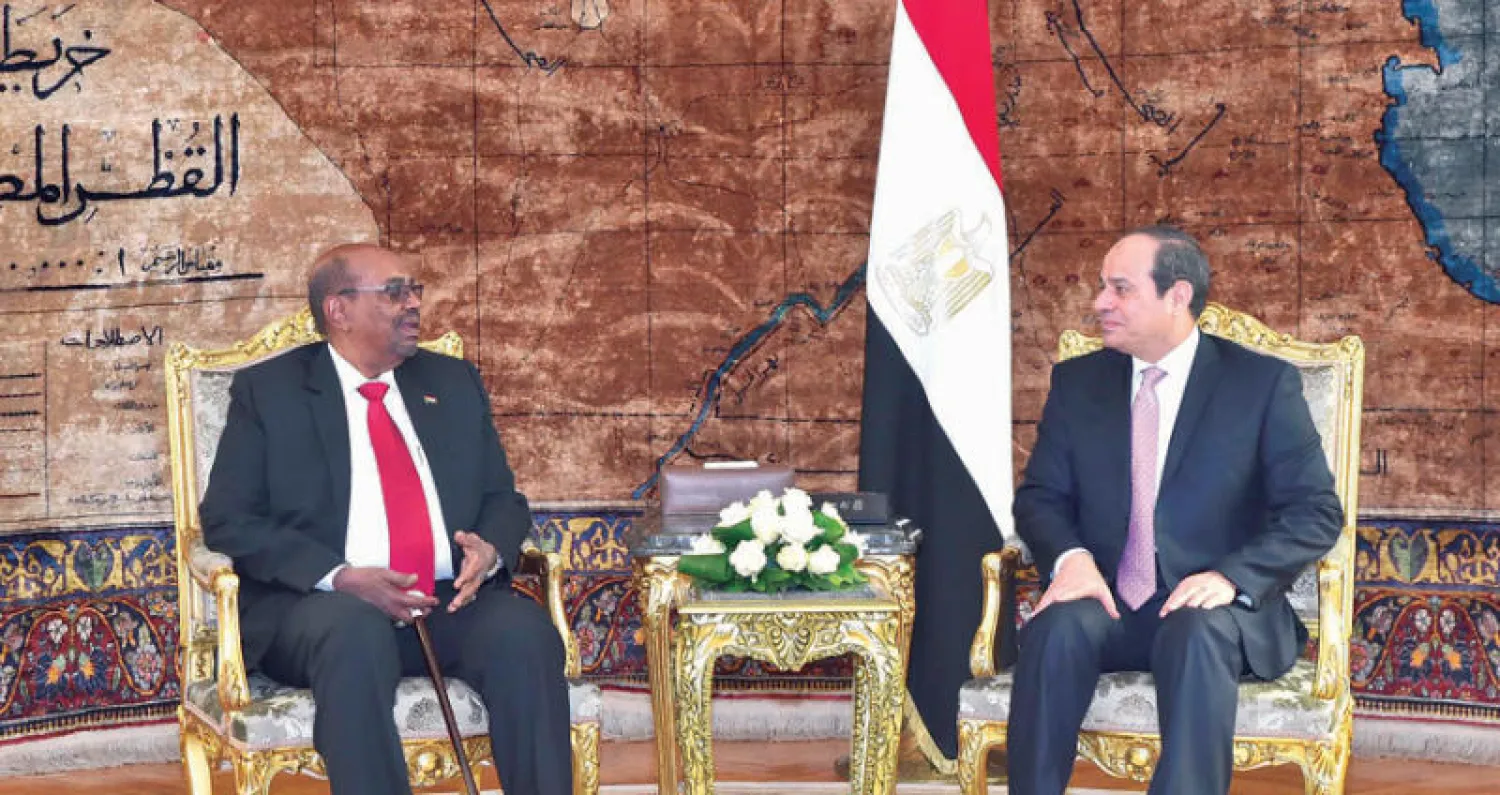 السيسي لدى استقباله البشير خلال القمة التى جمعتهما في القاهرة أمس («الشرق الأوسط»)