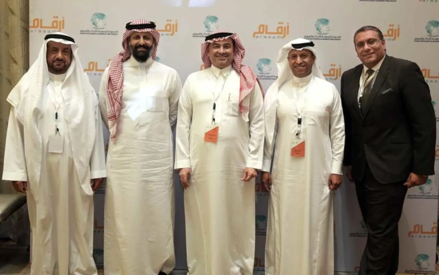 من اليمين إسلام زوين وطارق عسيري والدكتور غسان الشبل ومحمد القويز ورشيد العوين («الشرق الأوسط»)