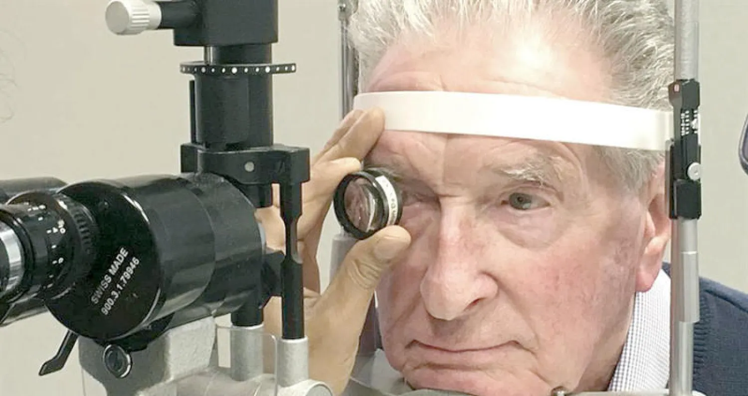 المريض ووترز يستطيع الآن القراءة بنظارة طبية