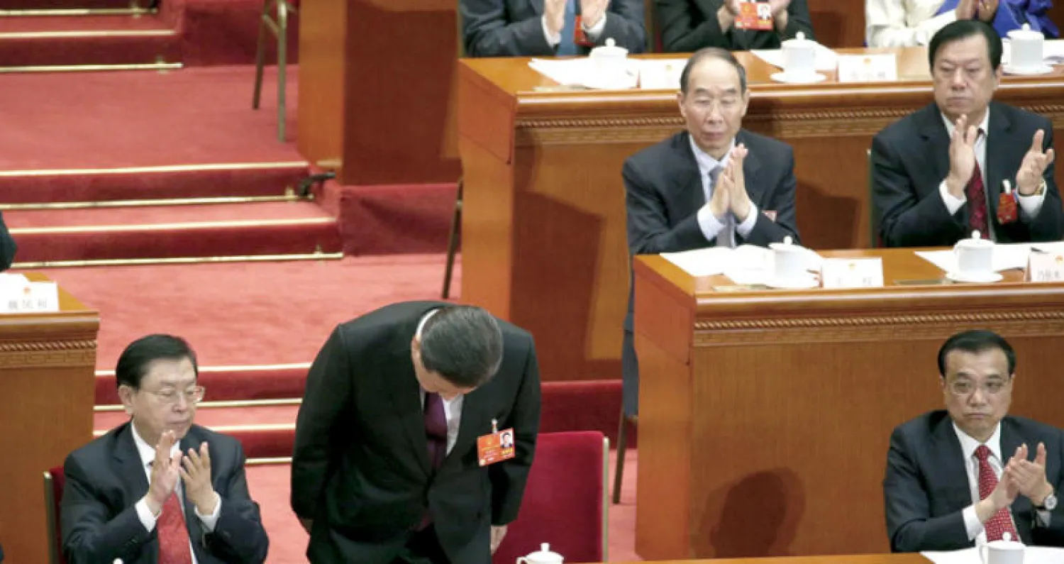 شي ينحني بعد إلقائه خطاباً يختتم أعمال الجلسة السنوية العامة لمجلس نواب الشعب أمس (إ.ب.أ)