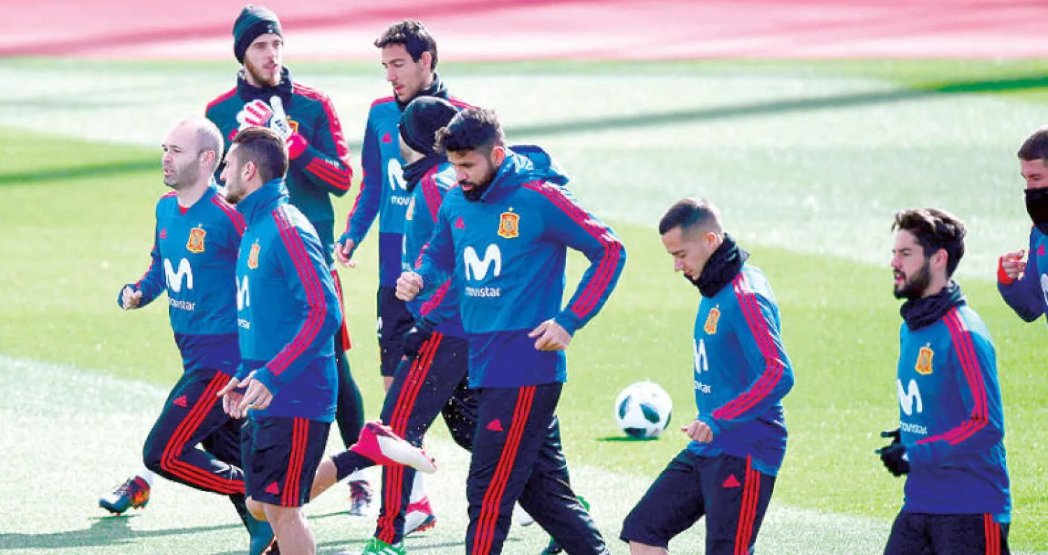 لاعبو منتخب إسبانيا خلال التدريبات أمس استعداد لمواجهة ألمانيا الجمعة (أ.ف.ب)