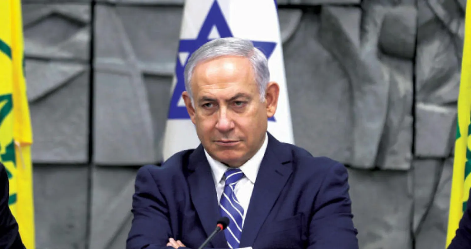 نتنياهو خلال اجتماع للحكومة الإسرائيلية في ديمونا أمس (رويترز)