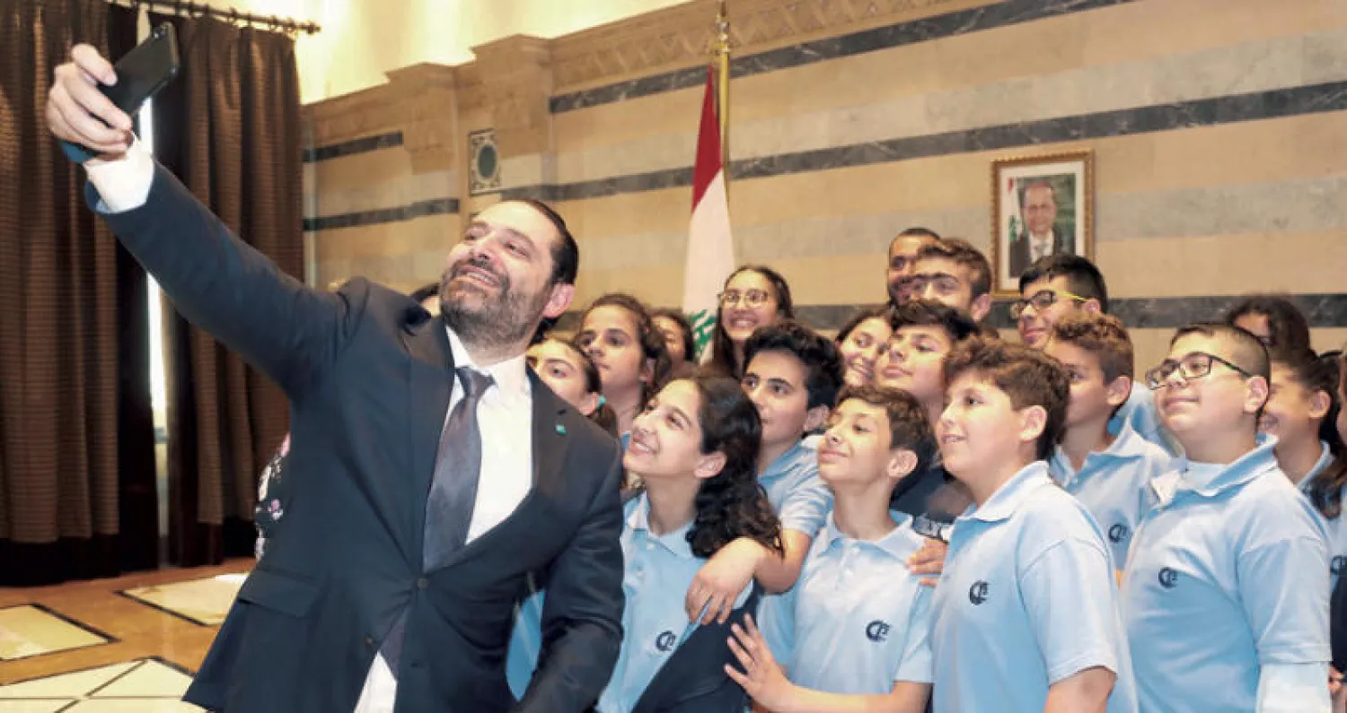 سيلفي من رئيس الحكومة اللبنانية سعد الحريري عند لقائه مجموعة من الأطفال أمس (دالاتي ونهرا)