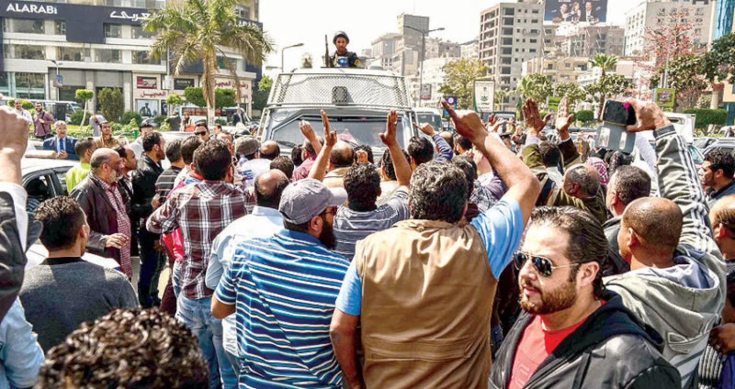 احتجاجات سابقة لسائقي التاكسي ضد شركتي «أوبر} و{كريم»