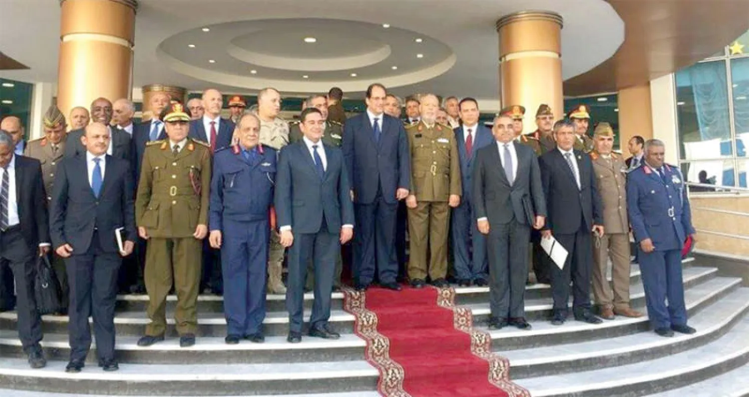 صورة للمشاركين فى اجتماع توحيد الجيش الليبي بالقاهرة أمس («الشرق الأوسط»)