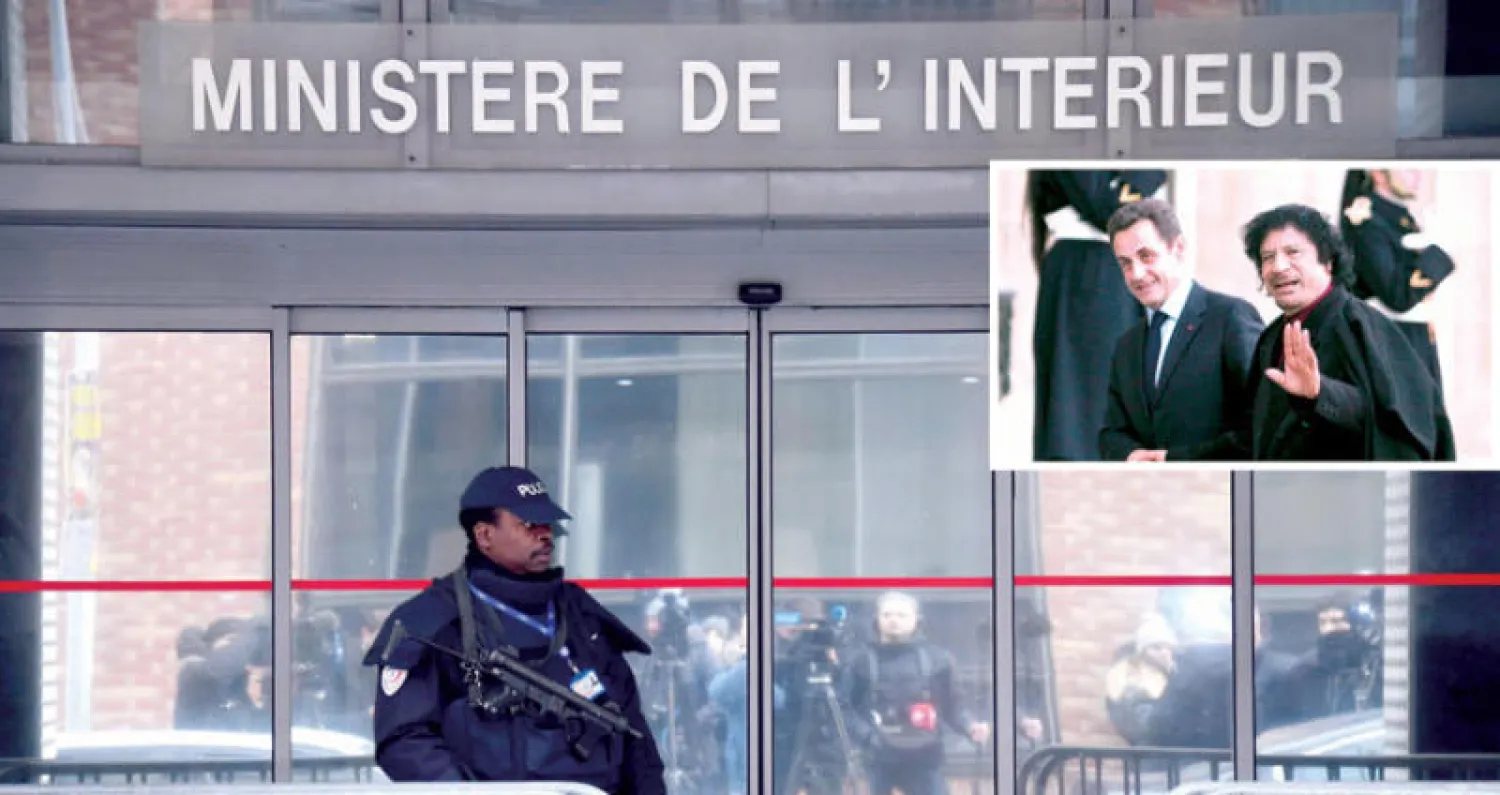 ساركوزي يستقبل القدافي في قصر الإليزيه في 12 ديسمبر 2007 (إ.ب.أ)  -  شرطي مسلح خارج مقر المكتب المركزي لمكافحة الفساد والمخالفات المالية والضريبية في نانتير أمس (أ.ف.ب)