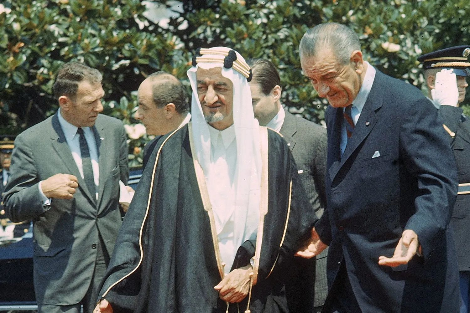 الرئيس وليندون جونسون يتحدث إلى الملك فيصل بن عبد العزيز قبل مغادرته واشنطن في 1966 (غيتي)