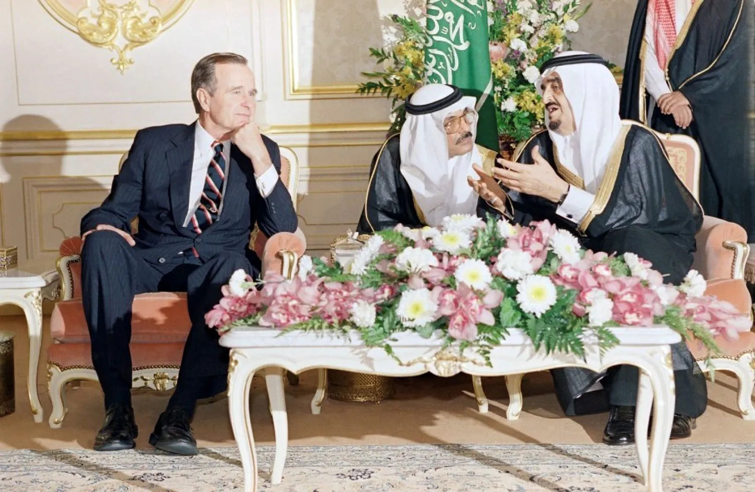 الملك فهد بن عبد العزيز والرئيس جورج بوش الأب خلال محادثات في جدة عام 1990 (آ.ب)