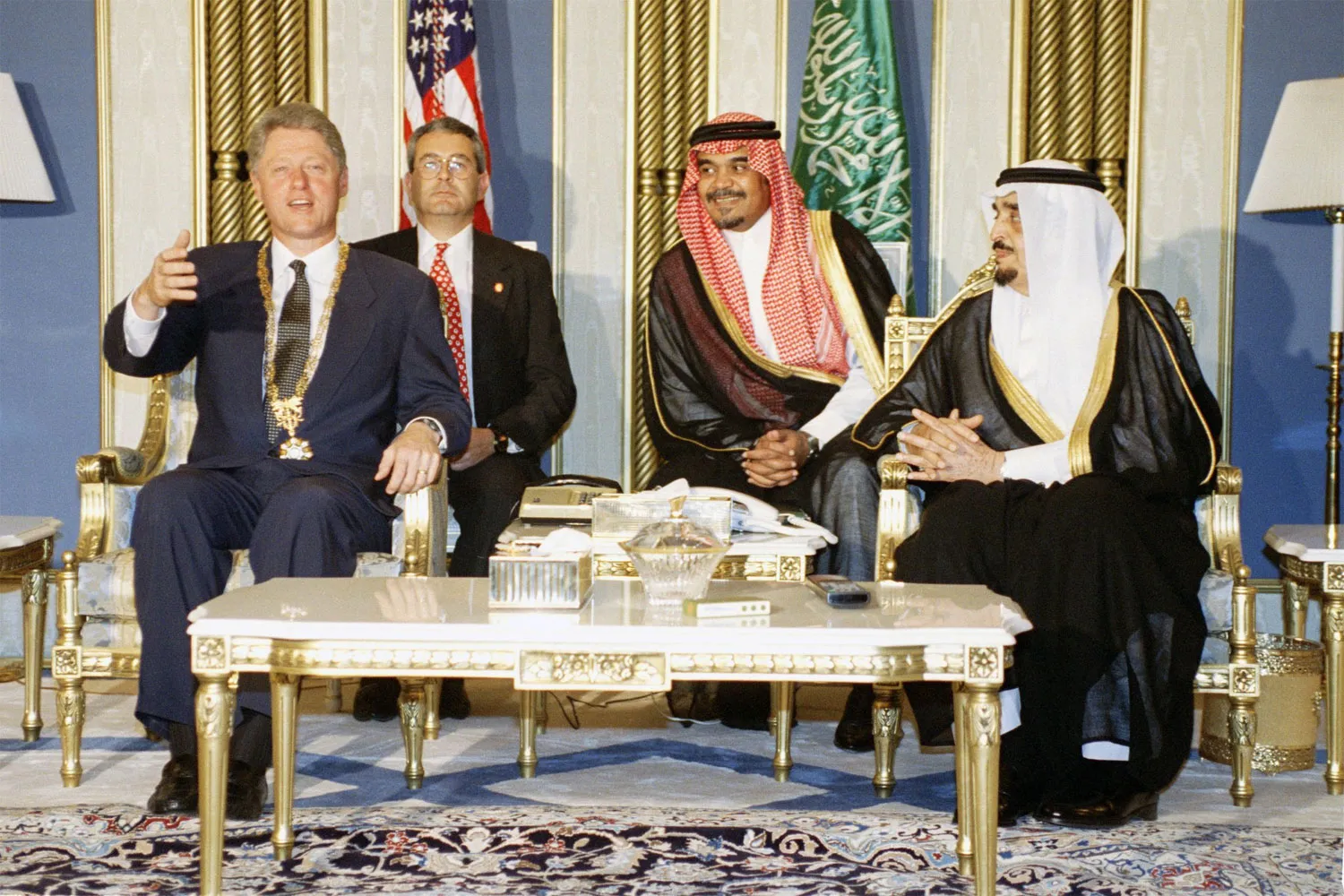 الملك فهد بن عبد العزيز والرئيس الأميركي بيل كلينتون أثناء لقاء جمعهما في أكتوبر 1994 بالرياض (أ.ف.ب)