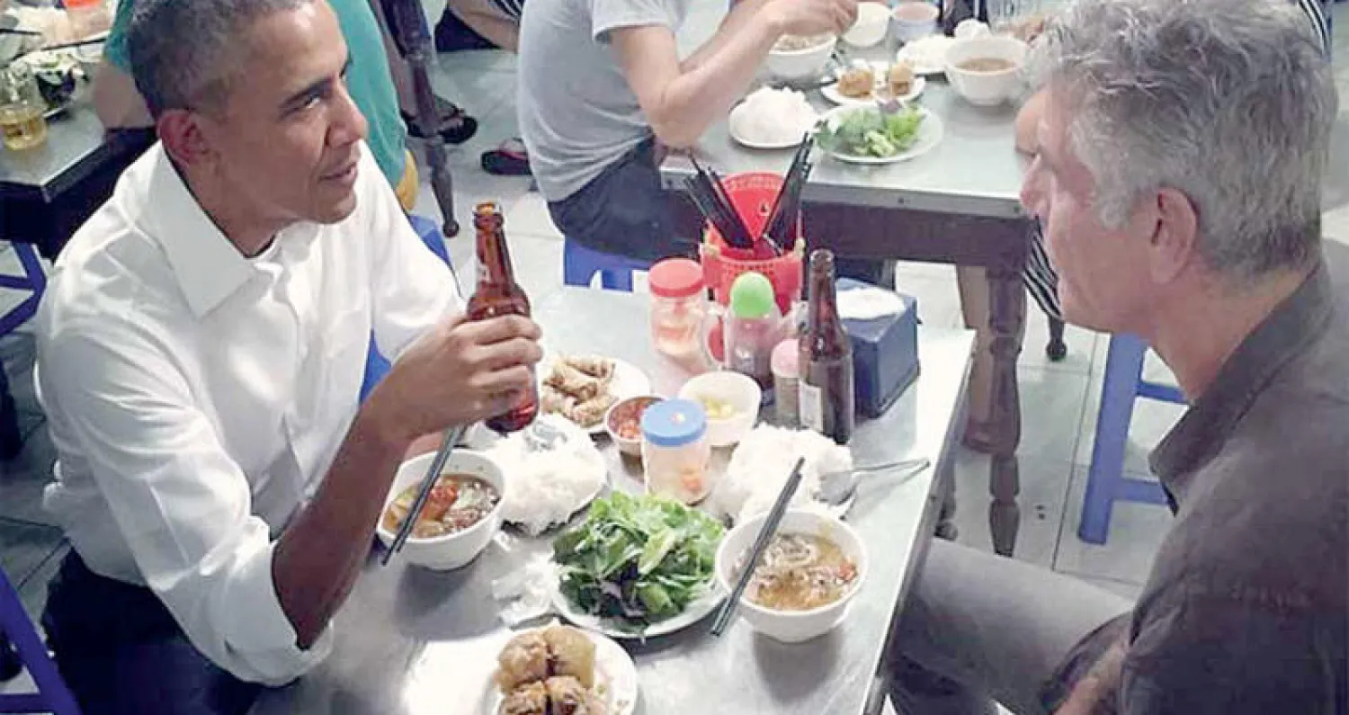 أوباما والطاهي أنطوني بوردين يتناولان وجبة معاً