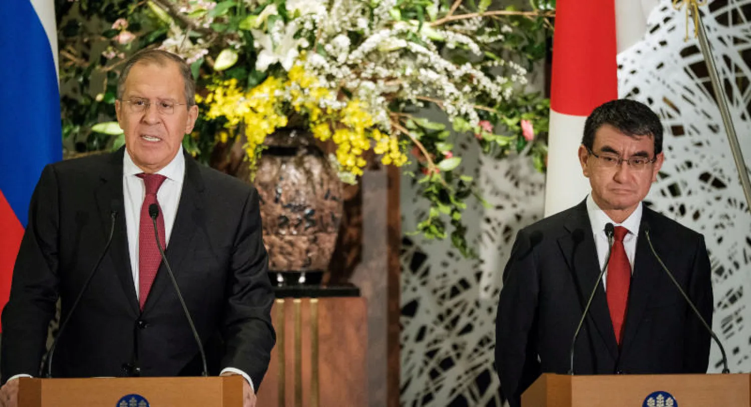 وزيرا الخارجية الياباني والروسي خلال مؤتمر صحافي في طوكيو (رويترز)