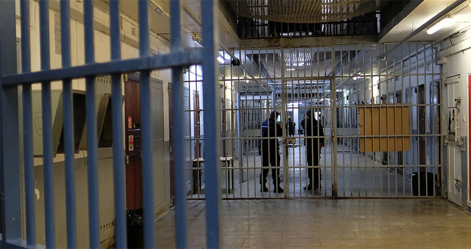 سجن موظفين في شركة فرنسية  نزعوا قميص مديرهم