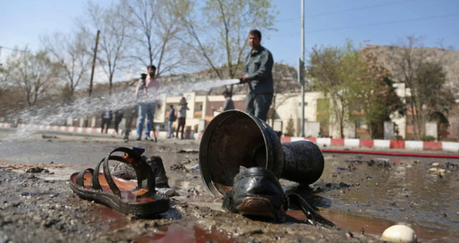 رجل إطفاء في موقع التفجير الانتحاري في كابل أمس (أ.ب)