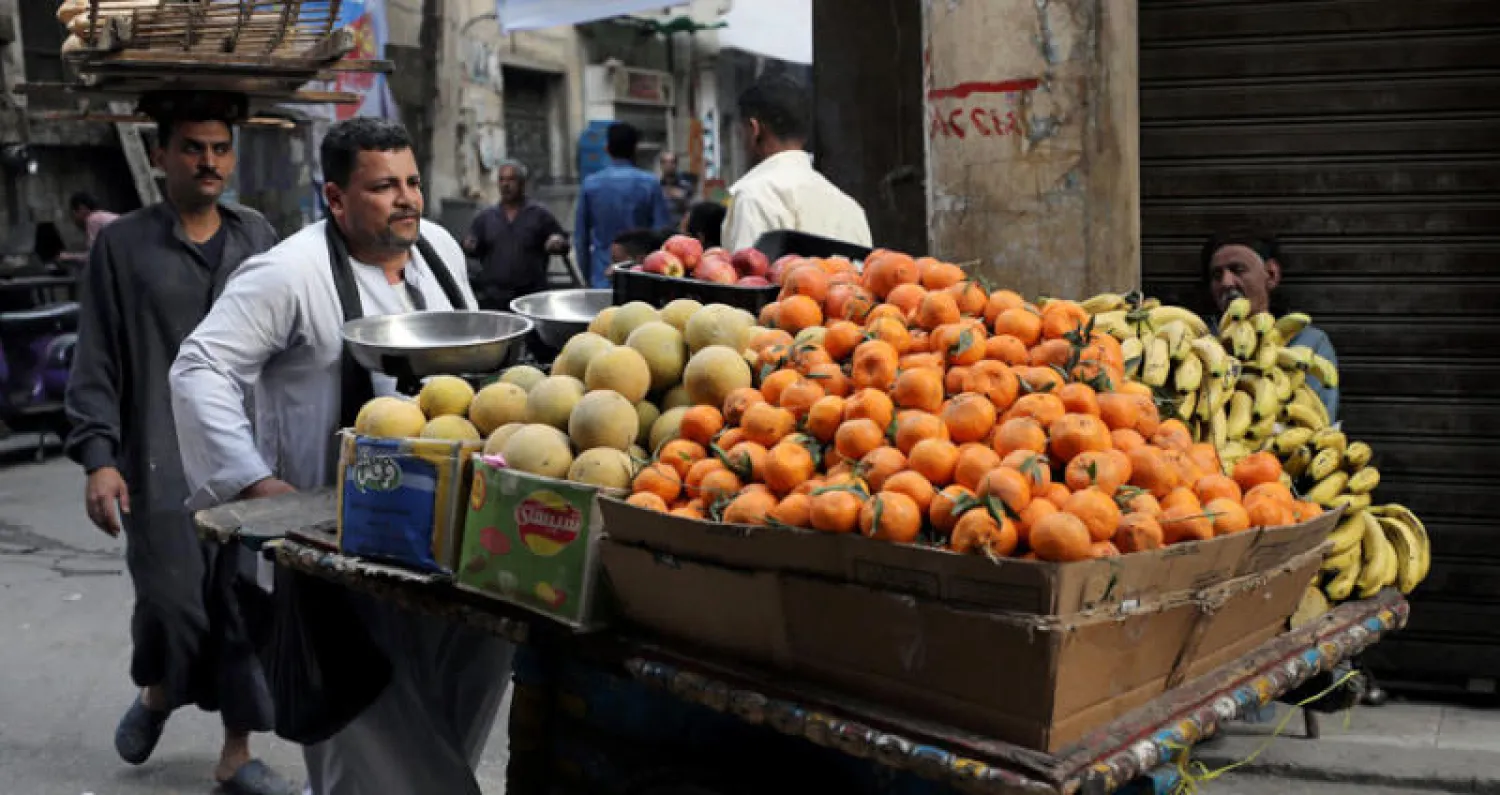 بائع فاكهة في إحدى أسواق القاهرة هذا الأسبوع (رويترز)