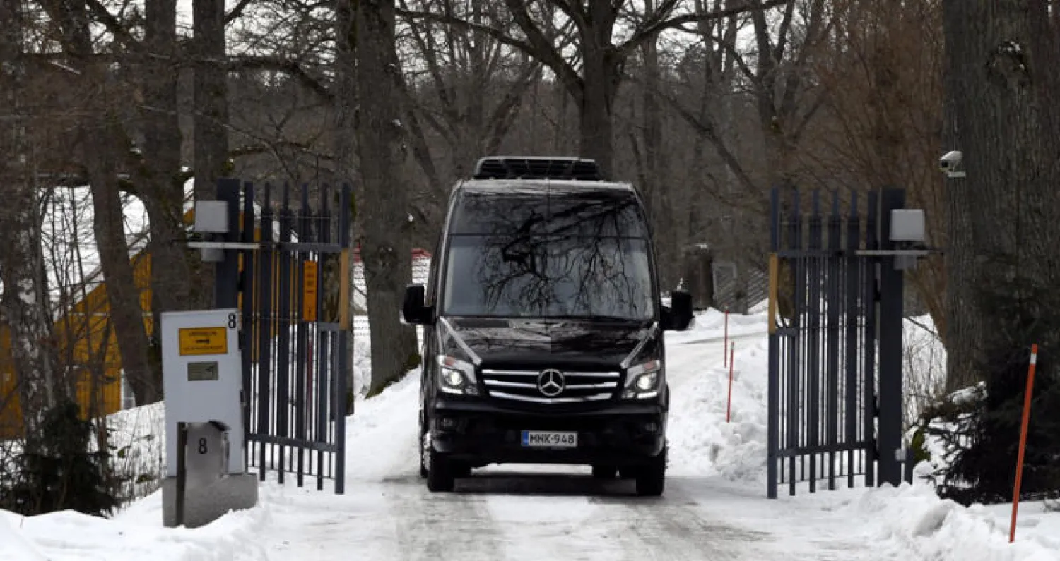 حافلة صغيرة تغادر مقر اجتماع الوفود الأميركية والكورية (الشمالية والجنوبية) بمدينة فانتا بفنلندا أمس (رويترز)