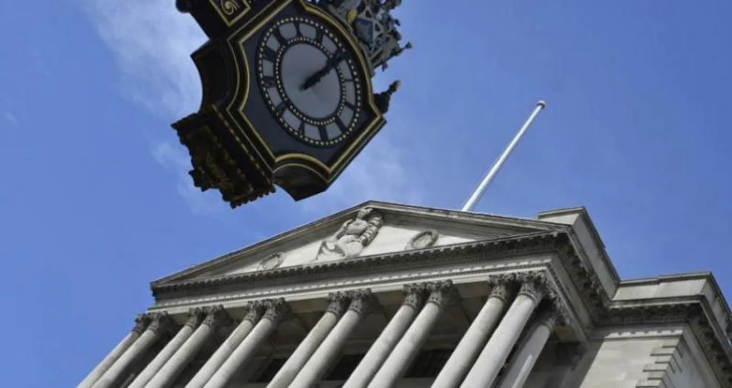 المركزي البريطاني يبقى على الفائدة عند 0.5 %