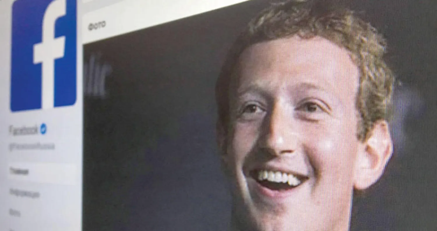 مؤسس موقع «فيسبوك» مارك زوكربيرغ نشر على صفحته في «فيسبوك» إقراراً بحصول «أخطاء» وأنه يتحمل «مسؤولية ما حصل» (أ.ف.ب)