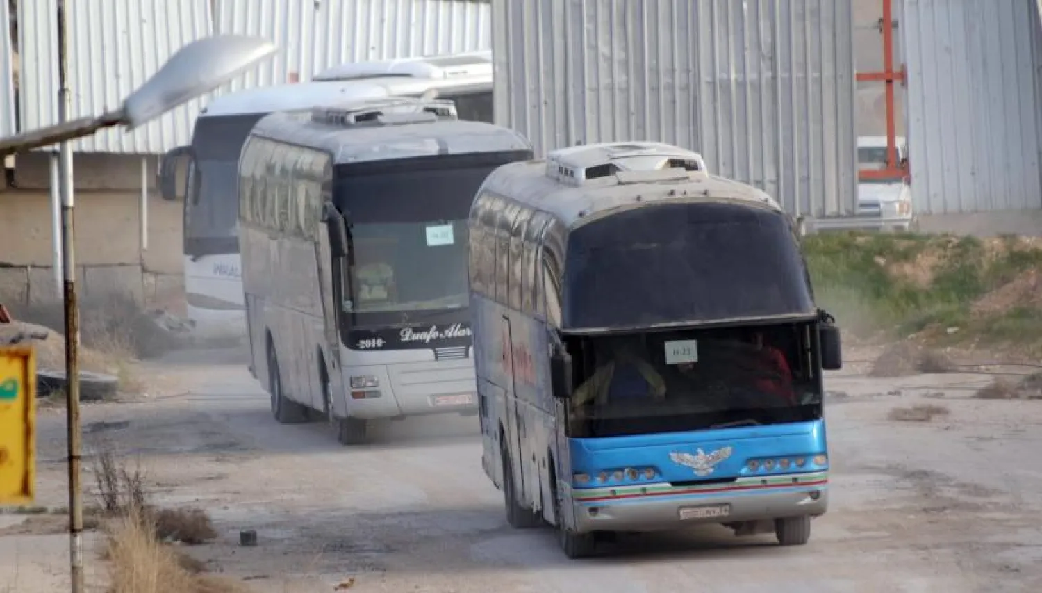 حافلة تقل مقاتلين معارضين وعائلاتهم خلال إجلائهم من حرستا بالغوطة الشرقية (إ.ب.أ)