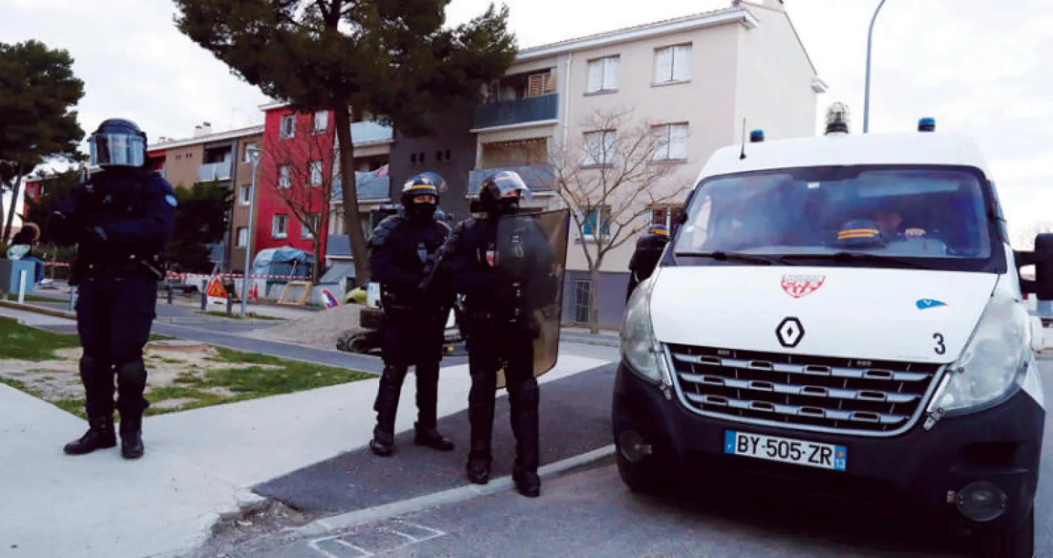 انتشار أمني في محيط  مبنى سكني في  كاركاسون أثناء عملية مداهمة أمس (إ.ب.أ)