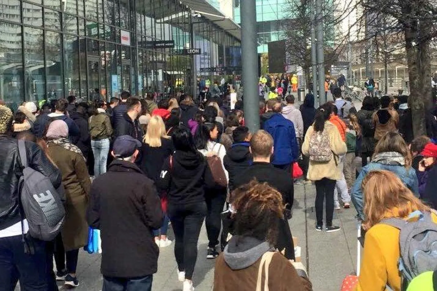 المتسوقون بعد إخراجهم من مركز ويستفيلد للتسوق في لندن («الشرق الأوسط»)