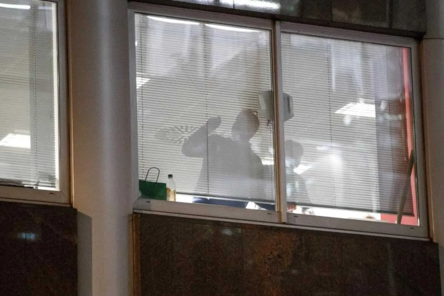 مفتشو الهيئة التنظيمية لحماية البيانات في بريطانيا داخل مكاتب شركة «كامبريدج أناليتيكا» في لندن (إ.ب.أ)