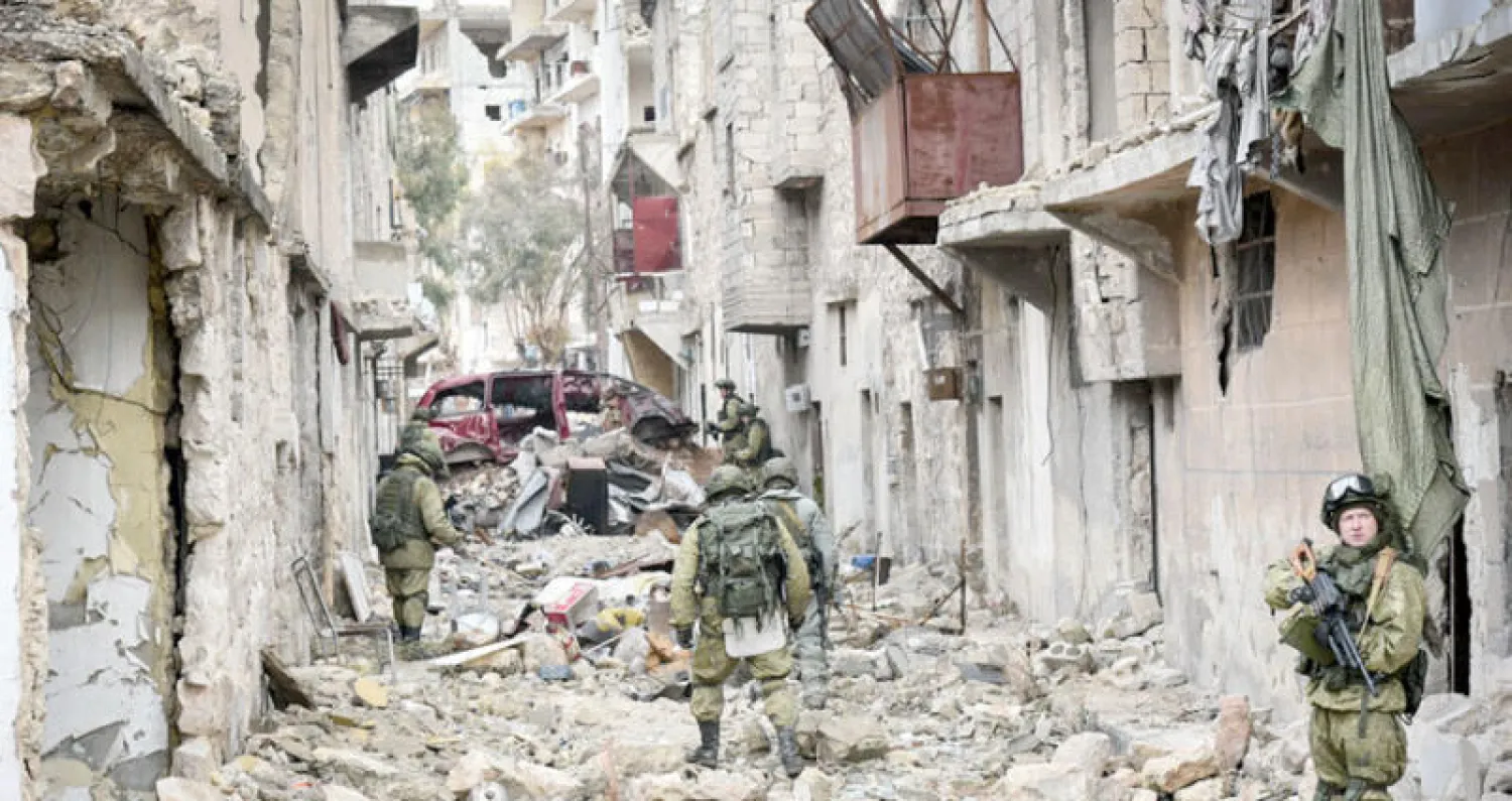 عناصر من الجيش الروسي أثناء عملهم في عملية ابطال الألغام في حلب (غيتي)