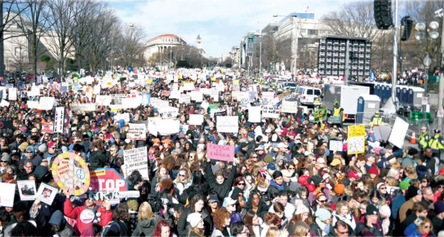مئات الآلاف من المشاركين في «مسيرة من أجل حياتنا» بواشنطن أمس (أ.ف.ب)