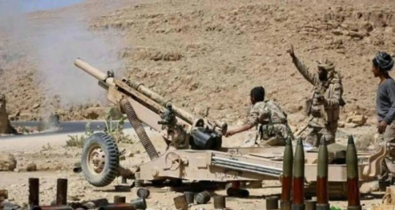 قوات الجيش اليمني اثناء حصارها لمعسكر «طيبة الاسم»