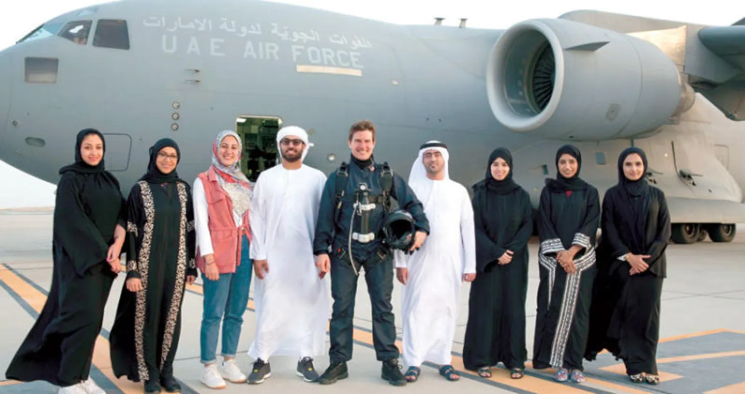 توم كروز وأعضاء «تو فور 54» خلال تصوير فيلم «المهمة المستحيلة: السقوط» في أبوظبي («الشرق الأوسط»)