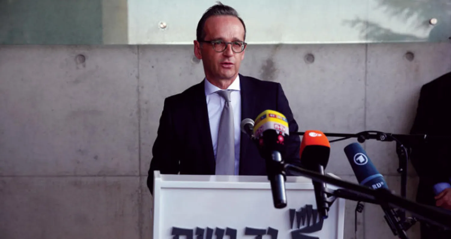 وزير الخارجة الألماني هايكو ماس يتحدث بعد التوقيع في دفتر زوار متحف المحرقة في القدس (إ.ب.أ)