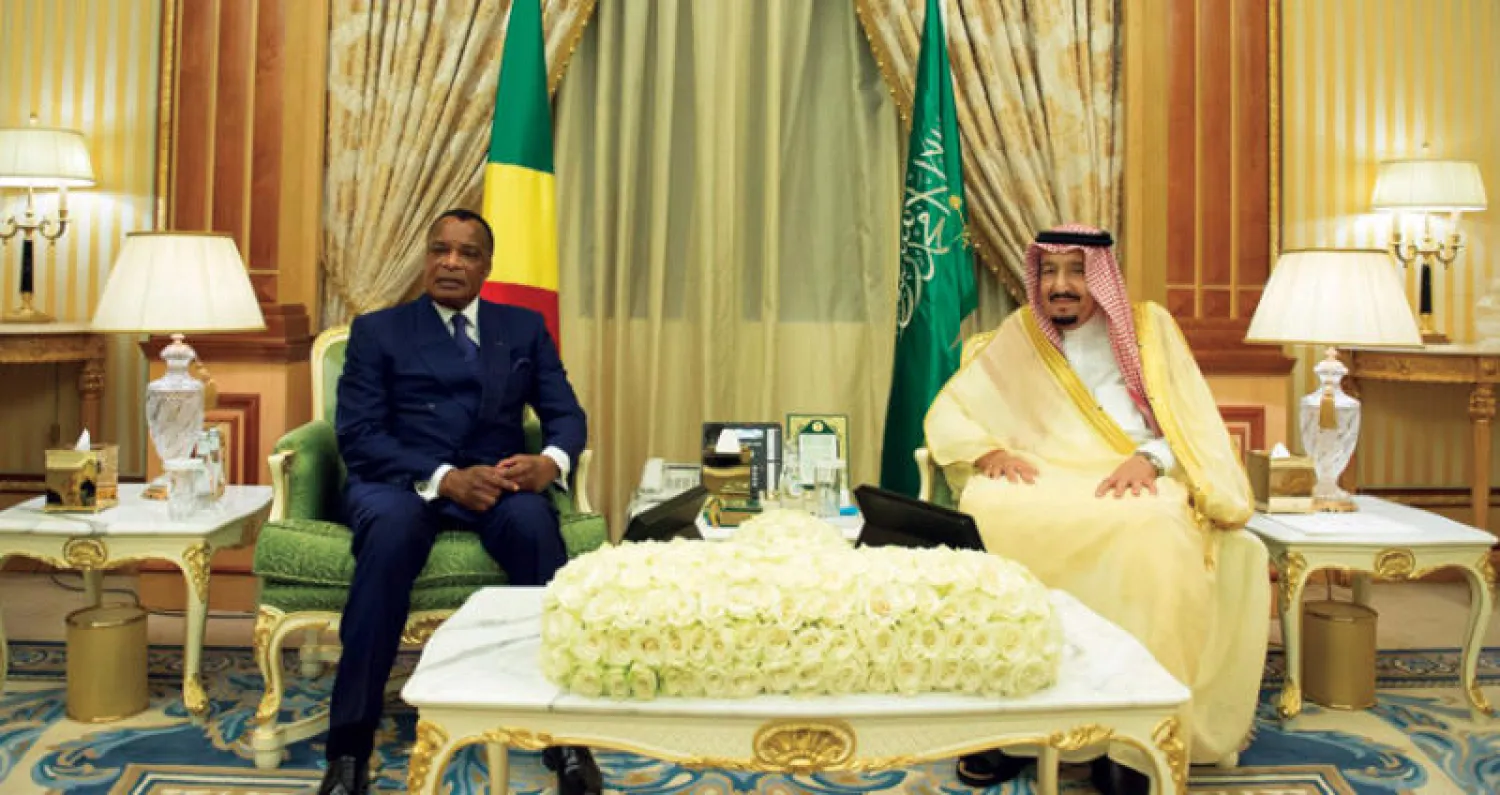 خادم الحرمين الشريفين ورئيس جمهورية الكونغو برازافيل أثناء جلسة المباحثات الرسمية التي عقداها أمس (واس)