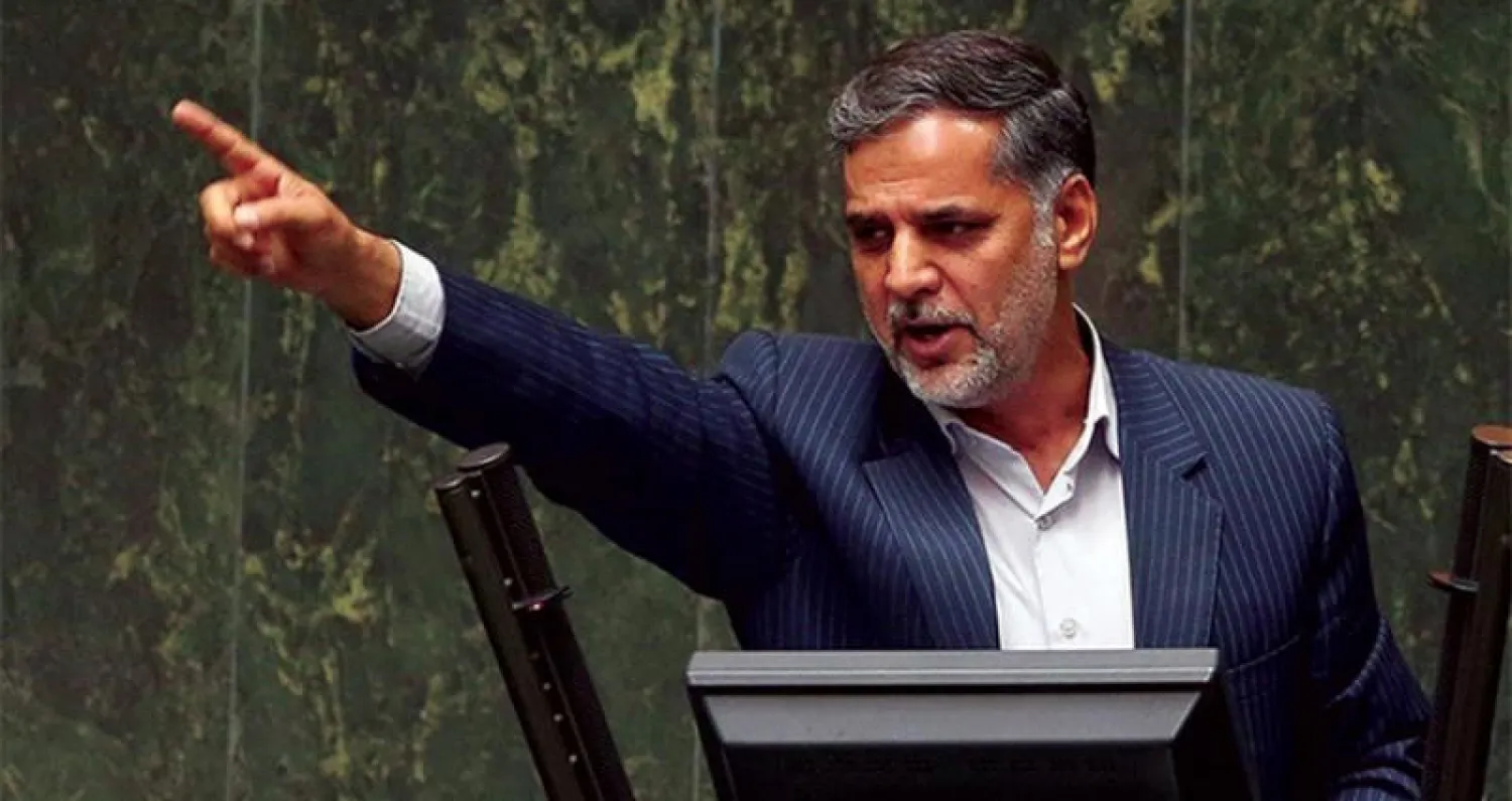 المتحدث باسم لجنة السياسة الخارجية والأمن القومي الإيراني حسين نقوي حسيني يلقي كلمة خلال اجتماع للبرلمان (تسنيم)